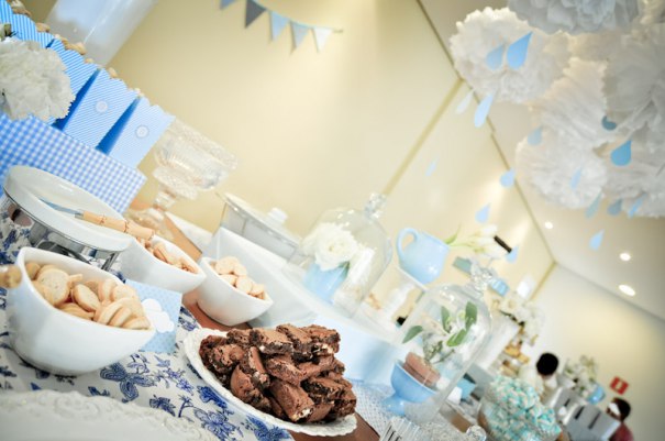 Chá de bebê em tons de Azul e Branco para Menina idéias de decoração chá de fraldas chá de bebê branco azul para meninas azul 
